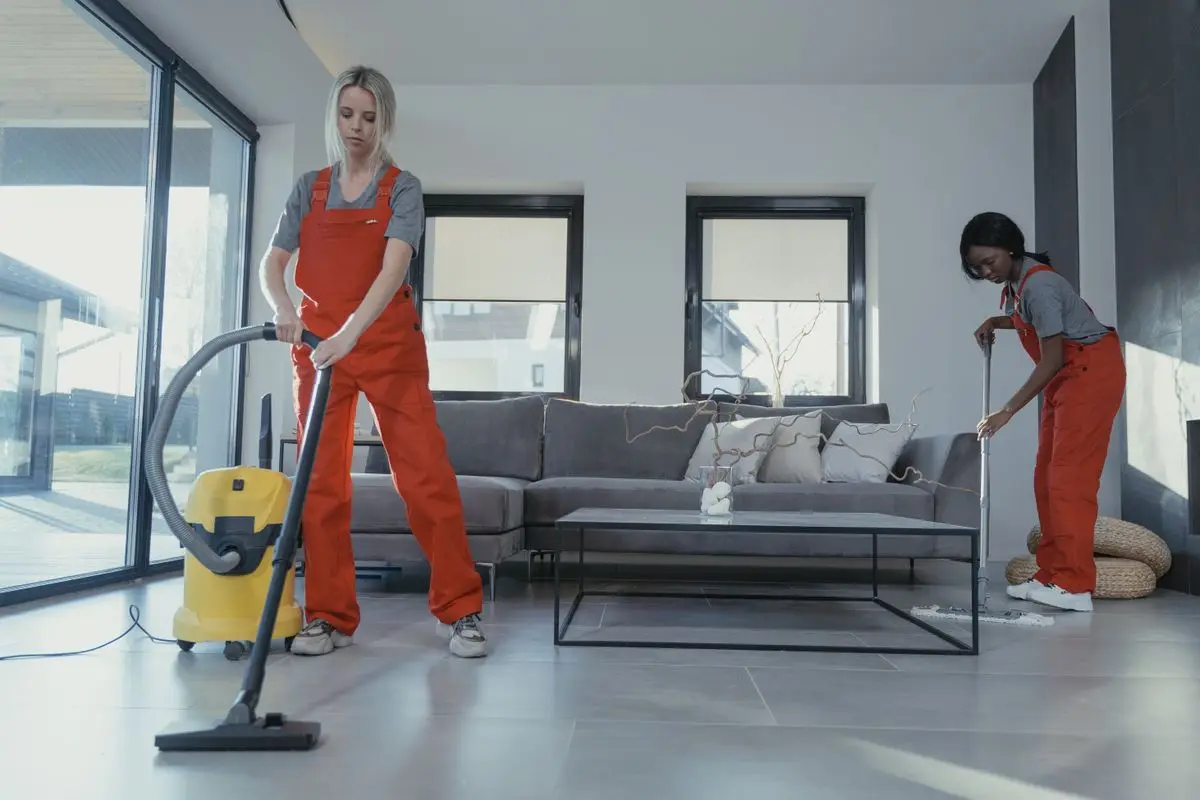Personal de limpieza profesional de EFIPLAS trabajando en una sala moderna y reluciente